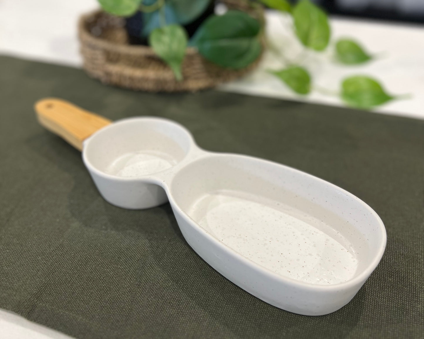 Serving dish with handle