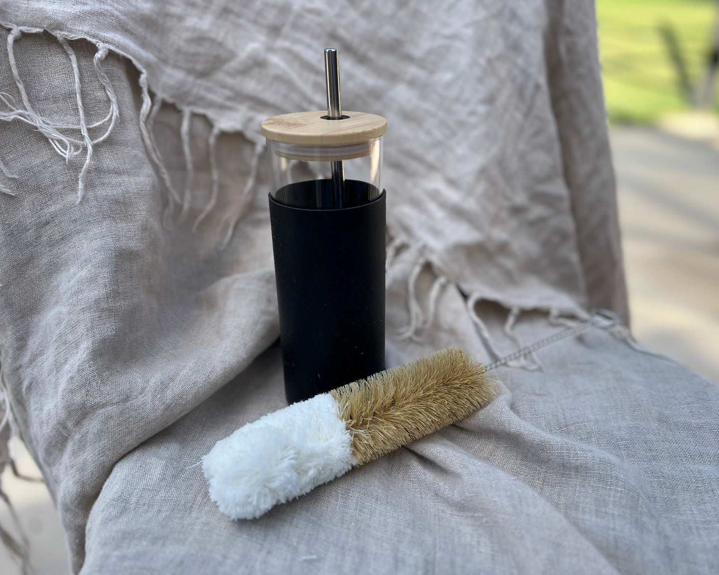 Glass smoothie cup with bottle brush