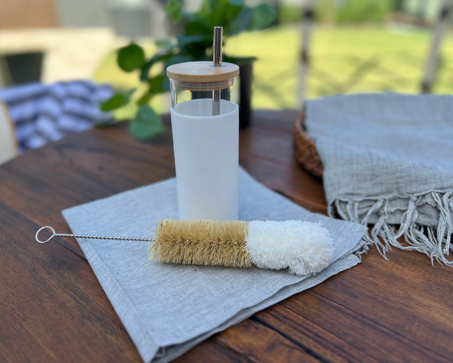 Glass smoothie cup with bottle brush