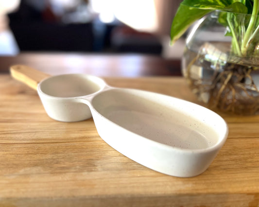 Serving dish with handle